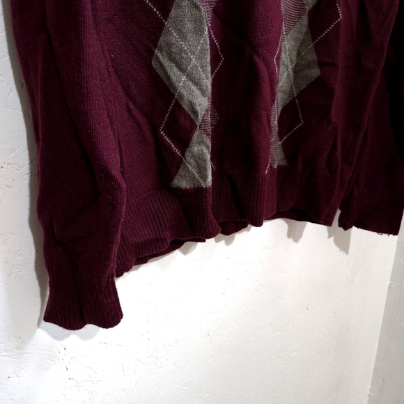 Banana Republic | V-Neck Burgundy Argyle Sweater 100% merino wool - Picture 3 of 8